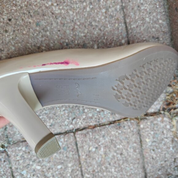 Beige heels - Picture 5 of 5